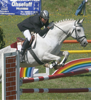 Julian Sass (Staven) siegte zweimal in Altkamp und gewann das Hauptspringen nach Stechen auf Eiswind. Foto: Jutta Wego