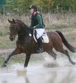 Justine Reemtsma tritt in die Fußtapfen ihrer Mutter und gewann in Warsow auf Logo den Kombinierten E-Wettbewerb. Foto: Jutta Wego