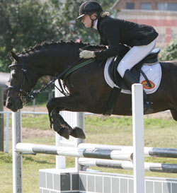 Ponyreiterin Sophia Dörre aus Pötenitz kam in Rupensdorf zu einem L-Sieg auf dem schnellen Pony Kolja.  Foto: Jutta Wego