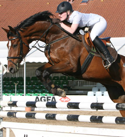 Josefine Siegmund, die seit längerem für Rothenburg reitet, gewann auf Golden Globe das L-Springen in Boock. Foto: Jutta Wego