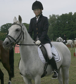 Jolanda Becker – hier auf Pony Luci – rückt ins Blickfeld und gewann in Teschow auf Diskaro drei A-Dressuren. Foto: Jutta Wego