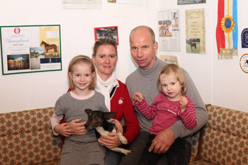 Kristin Romanowski als Mutter, Ehefrau und Hausfrau im gemeinsamen Haus. Foto: Wego