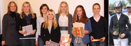 Landestrainerin Christa Heiden mit den Ponykadern Anna Rindler, Aila Wirkner, Marie Kirchner, Franziska Lass, Stina PackheiserFlora Reemtsma und dazugestellt Lara Bergmann. Foto: Wego
