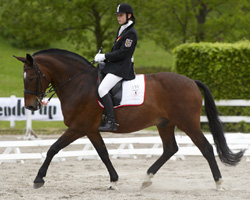 Annemarie Ondrusch (17) aus Schwarz - auf dem Foto noch mit dem bewährten Hobi - hat auf Paula das Nachwuchschampionat der Reiter mit Behinderung gewonnen. Foto: Wego 