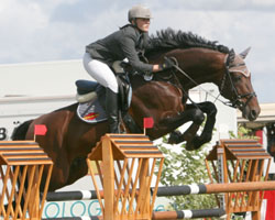 Der 5. Platz für die 18-jährige Monique Schröder gegen die Holsteiner Elitereiter im Zwei-Sterne-Springen von Fehmarn auf Calimero gehört zu den bisher größten Erfolgen der talentierten Reiterin. Foto: Wego