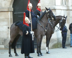 Ein besonderes Zeremoniell ist der Wachwechsel am Buckingham Palast in London.
