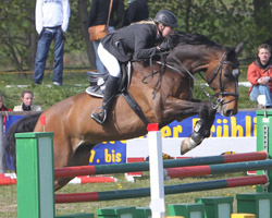 Die 19-jährige Janin Stechow und der 13-jährige Adycate gewannen am 1. Mai den Großen Preis von Oldenhagen. Fotos: Jutta Wego