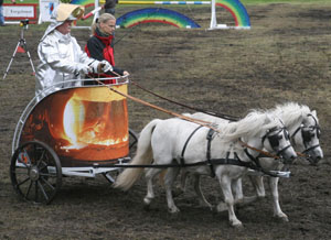 Emil Hübler präsentierte mit seinen Ponys und einer Vertreterin der Eisengießerei Torgelow den neuen Römerwagen, den Hermann-Josef Taterra bauen ließ.