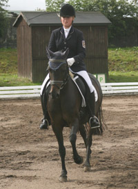 Anna Rindler gewann in Zierow am 2. Wochenende mit Pony Penelope die L-Dressur L9.