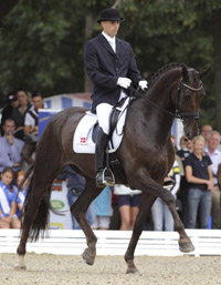 Andreas Helgstrand mit dem neuen Weltmeister der fünfjährigen Dressurpferde Honnerups Driver. Foto: Karl-Heinz Frieler