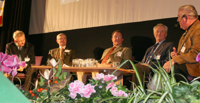 Christoph Heess (links) und Mafred Genske (rechts) befragen die einstigen DDR-Dressurlegende Wolfgang Müller, Horst Köhler und Gerhard Brockmüller (v.l.) nach den Erlebnissen aus ihrer aktiven Zeit. Foto: Jutta Wego