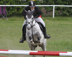 Floria Vilwock sauste auf seinem Pony Jara zum Sieg im Zwei-Phasen Springen Klasse E.