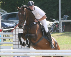 Der 29-jährige Stefan Hentschel gewann das Hauptspringen bei Müritzturnier in Ludorf auf Rowena. Fotos: Jutta Wego