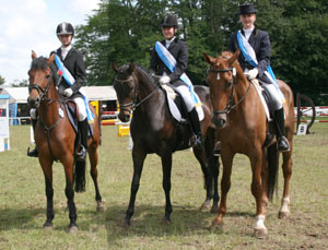 Die neuen Dressurkreismeister in Ostvorpommern: v.l. Maike Platz (Ponyreiter), Alien Hagemann (Junioren/Junge Reiter), Susanne Jarling (Reiter/Senioren).