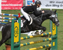 Lara Bergmann mit Pony Haeram.