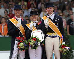 Die Medaillengewinner in der Grand Prix Kür bei der Europameisterschaft in Rotterdam: v.l. Carl Hesters, Adelinde Connelissen, Patrik Kittel. 