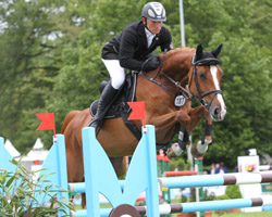 Thomas Kleis hat mit Questa Vittoria in der Qualifikation zum Großen Preis in Verden lange geführt und wurde am Ende Zweiter. Foto: Wego