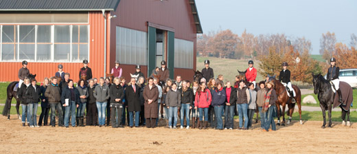 Die Teilnehmer zum Fototermin vor der Reezer Reithalle. Foto: Zahn