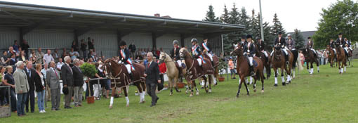 Drei schöne Meisterschaftstage gehen zu Ende. Das Mecklenburger Lied verhallte, Tauben flogen zu Ehren der Sieger auf und Verbandsgeschäftsführer Hans-Joachim Begall führt die Abschlussparade mit Pony-Landesmeisterin Jolanda Becker an der Seite, an der Ehrenfront vorbei.