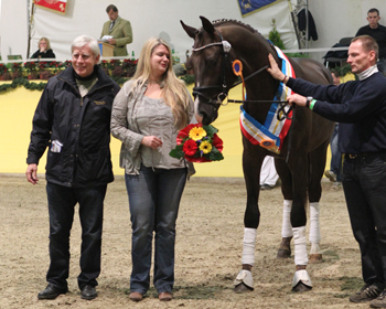Freude herrschte auch bei Dr. Kirsten Klieber aus Päse, die mit einem Sir Donnerhall / Royal Hit-Sohn den Reservesieger in der Dressur stellte, den Paul Schockemöhle gezogen hat. Foto: Jutta Wego