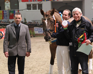 Paul Schockemöhle freut sich über seinen Dressursieger v. Don Frederico / Wolkentanz / Liberty M - Verbandspräsident Dr. Manfred Köhler gratulierte. Foto: Jutta Wego
