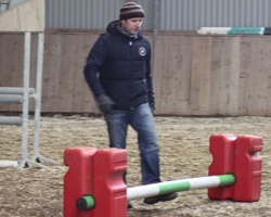 Trainer Matthias Granzow beim Abschreiten der Distanz.