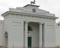 Hinter dem Portal und der neuen Reithalle gibt es jetzt auch eine große Arbeitshalle, die bei Veranstaltungen zur Vorbereitung dient. Foto: Wego