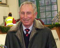 Reitmeister Karl-Heinz Streng erklärt den neuen Standardparcours 1 für Stilspringen der Klasse A. Foto: Wego