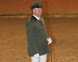 Michael Thieme versteht es, seine Erfahrungen den Reitern auch als Dressurtrainer zu vermitteln. Foto: Wego