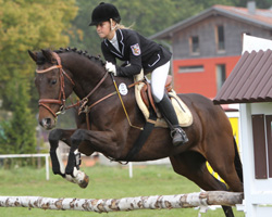 Zwei Siege gab es für Mecklenburgs Pony-Kaderreiterin Stina Packheiser mit Großpferd Lena in Neustadt (Dosse), wo sie gegenwärtig in der Spezialklasse Reiten zur Schule geht. Foto: Wego