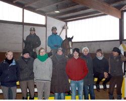 Die Teilnehmer am Springlehrgang in Kachlin/Usedom mit Maria Reimann. Foto: Eichhorst