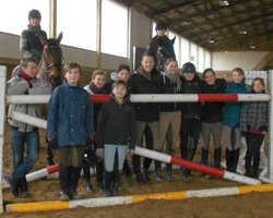 Die 12 Teilnehmer und ihr Trainer Andreas Brandt (links) beim Vielseitigkeitslehrgang in Alt Sammit. Foto: privat