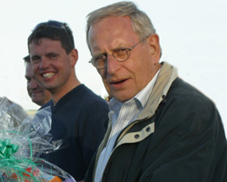 Reiter würdigen Herbert Herzog anlässlich eines Ostseechampionats für sein Engagement. Foto: Jutta Wego