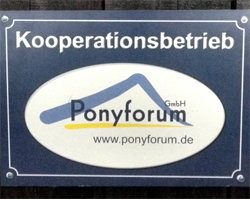 Stalltafel, die den Reiterhof Böldt als Kooperationsbetrieb des Ponyforums ausweist.