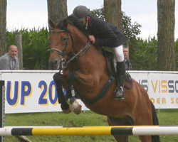 Jörn Bollmann aus Schapow gewann auf Conzerto das Wertungsspringen um den Hallencup der Mecklenburgischen Versicherung in Ludwigsburg /Ahlbeck. Foto: Jutta Wego
