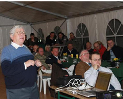 30 Teilnehmer lauschen den Ausführungen von Wolfgang Meyer. Foto: BegallWolfgang Meyer und Franz Wego sprachen vor 30 Teilnehmern zum Parcoursbau und zur Bewertung in Springpferdeprüfungen. Foto: Wego