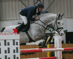 Hans-Jörg Ottens - im beim Hallenderby in Neu Benthen - hat am 12. April in Bad Oeynhausen die 1. Qualifikation zum Berufsreiter Championat gewonnen. Foto: Wego