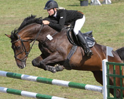 Auch Ronja Bergmann hat in Bad Schwartau mit Candy Girl ein S-Springen gewonnen. Foto: Wego