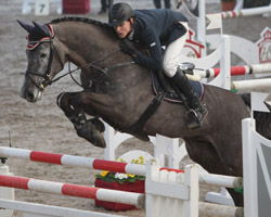 Christoph Lanske aus Schwaan, der für Dersekow reitet, gewann das M-Springen bei der Saisoneröffnung in Plöwen auf dem achtjährigen Hengst Callboy. Foto: Wego