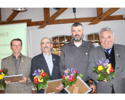 Auf der Delegiertenversammlung des Verbandes der Pferdezüchter MV wurden mit Ehrennadeln des Verbandes geehrt: v.r. Wolfgang Rehmer (Gold), Arno Gäwe (Silber), Thomas Kramer (Silber), Kurt Schröder (Silber). Foto: Jutta Wego