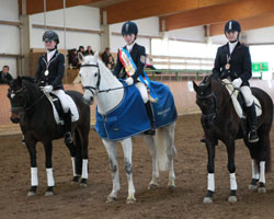 Die Medaillengewinner der Ponyreiter: v.l. Paula Zühlke (Greifswald/Neuenkirchen), Lotta Schröder (Dersekow) und Sarah Ahrens (Rostocker Heide). Foto: Wego