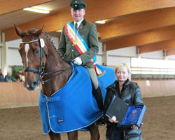 Landesmeister bei den Berufsreitern wurde Michael Thieme auf Diagone, der hier von einer Vertreterin den Bernsteinpokal der Stadt Ribnitz-Damgarten entgegen nimmt, den alle Medaillengewinner in unterschiedlicher Größe als Ehrenpreis erhielten. Foto: Wego