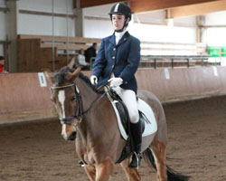 Mit dem erfahrenen Dressurpony Dumbledore holte sich die 15-jährige Sophia Mundt, die in Meesiger trainiert. Foto: Wego