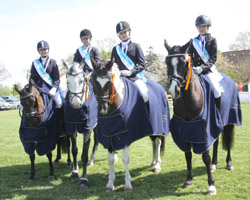 Die Reiter aus Hirschburg-Klockenhagen holten sich mit Sarah Ahrens, Carolin Stolt, Charlotte Scheibler und Carlotta Eben die Meisterschärpe in der Mannschafts-Kreismeisterschaft Dressur. Foto: Jutta Wego