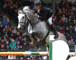 Nick Skelton gewann nach seinem Sieg im Großen Preis von La Boule am Donnerstag in Hamburg die Qualifikation zum Großen Preis auf Carlo. Foto: Wego