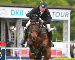 Nur ein achtjähriges Pferd hat den Derbykurs beendet - der Chacco Blue-Sohn Cosmic Blue brachte mit André Plath auf dem 15. Platz eine Glanzleistung. Foto: Wego