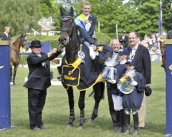 Jubel in Holstein und riesen Freude bei Nisse Lüneburg über seinen Sieg beim 83. Deutschen Springderby. Foto: Frieler