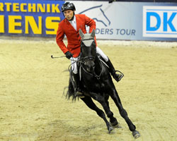 Hans-Dieter Dreher aus Baden-Württemberg, der sich mit Embassy II in die Spitzenriege der deutschen Springreitrer geritten hat, reitet ab sofort für die German Horse Pellets GmbH Wismar. Foto: Frieler