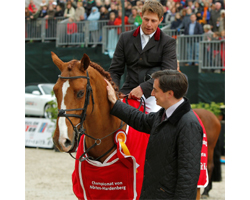 Johannes Ehning hat mit Salvador das Championat von Nörten-Hardenberg gewonnen. Foto: Lafrentz