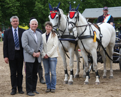 Präsident Dr. Burkhard Dittmann, Fahrausschussvorsitzende Dorit Wolf und Präsidiumsmitglied Eckhard Lindemann gratulieren Jörg Cröger zum Meistertitel der Zweispännerfahrer bei den Pferden. Foto: Lohrmann 